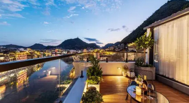 YIYU · A corner of the river scenery beautiful lodging, Rezerwuj Hotel Hotele w Qiandongnan z parkingiem, Parking