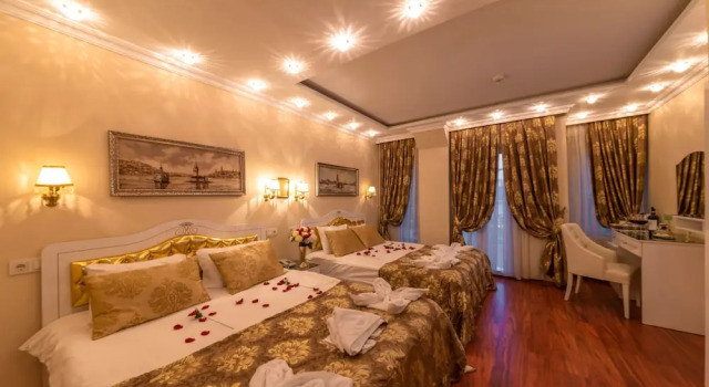 Люкс с балконом Charm Hotel