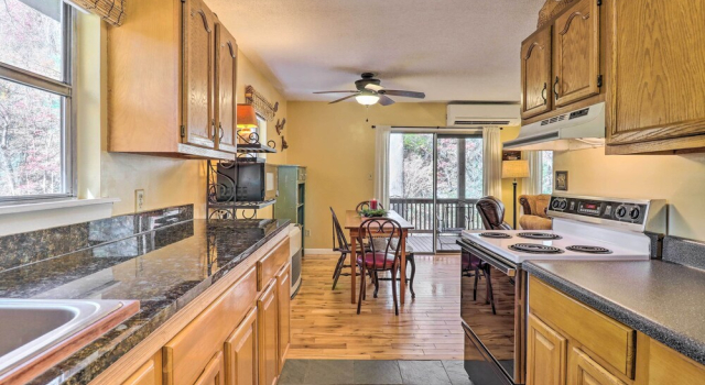 Коттедж с 3 комнатами Creekside Retreat w/ Deck, 18 Miles to Wolf Ridge