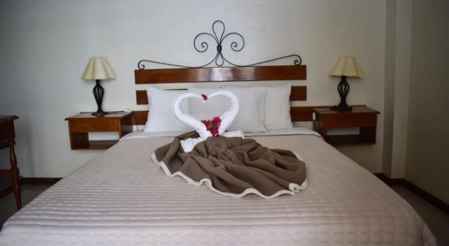Hosteria Suiza, Book Hotel Huacachina Ica