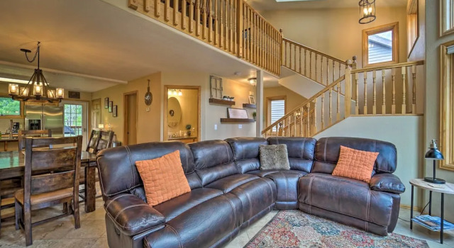 Townhome w/ Mtn Views: 1 Block to Downtown Ouray!, Забронировать Апартаменты/квартира Отели Орей с парковкой, рядом с Bear Creek National Recreation Trail, Парковка