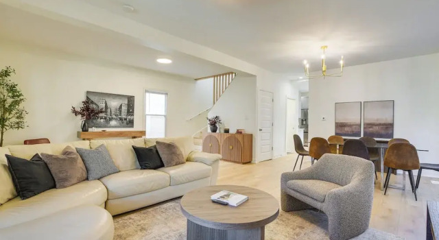 Shop, Dine & Unwind: Oak Park Home w/ Private Yard, Забронировать Отель Отели Иллинойс 3 звезды, 3*