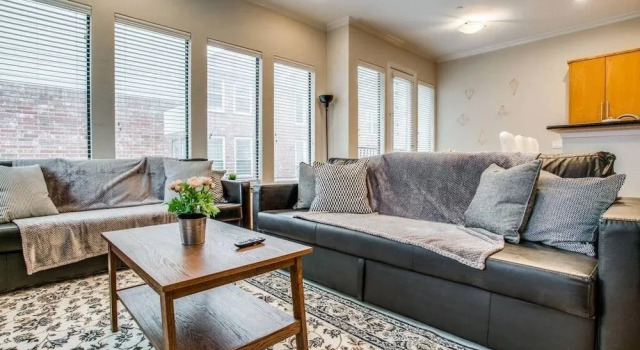 Stunning Oak Lawn Townhouse Close to everything, Забронировать Отель Даллас Dallas - Fort Worth Metropolitan Area, рядом с Lee Park
