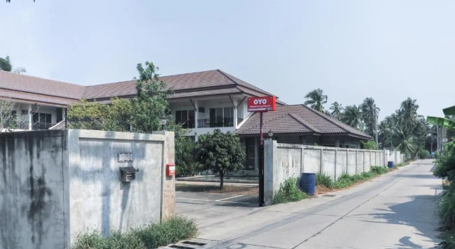OYO 662 Malee Bunga Hotel, Забронировать Отель Отели Чонбури с парковкой, Парковка