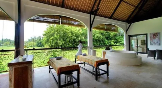 Frangipani Villa, Rezerwuj Willa Hotele w Badung z parkingiem, Parking