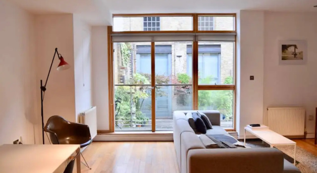 Bright and Colourful Flat With Balcony Near Regents Canal