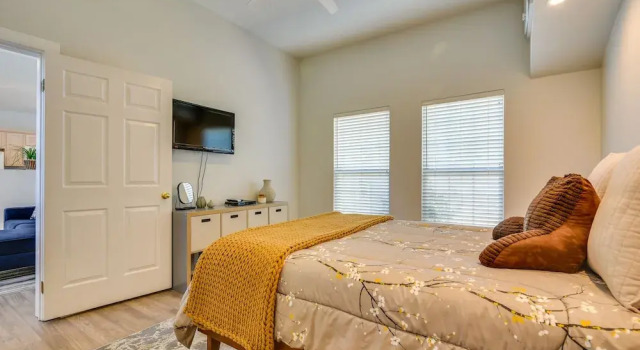 Luxe Pasadena Casita w/ Fireplace & Grill, Забронировать Дом для отпуска Пасадена Большой Лос-Анджелес