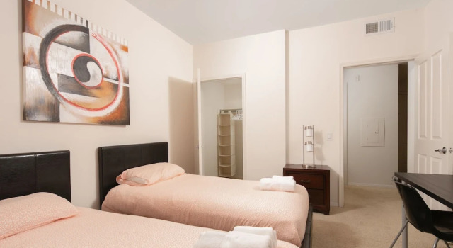 Апартаменты с 2 комнатами с балконом Irvine Comfort Collection 2 bed & 2 Bath
