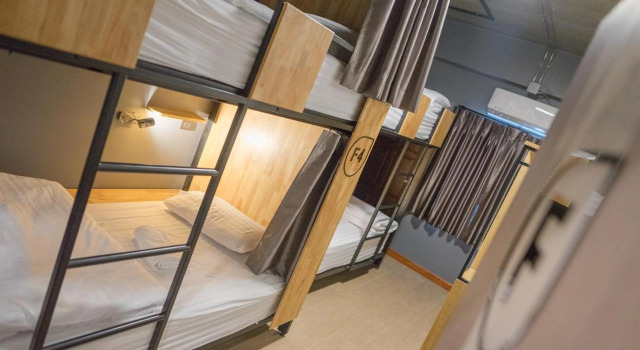 Ray Coffee Bar & Hostel - Adults Only, Забронировать Хостел Отели Чиангмай с парковкой, рядом с Нимман Хаемин, Парковка