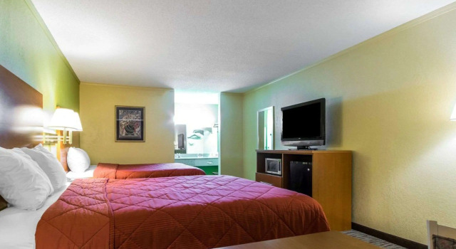 Четырёхместный номер Standard Econo Lodge Franklin South
