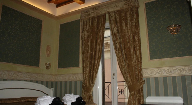 Standard Dreier Zimmer mit Balkon AH SUITES Montecitorio