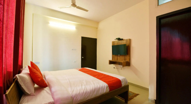 OYO 22966 Hotel Raj Niwas