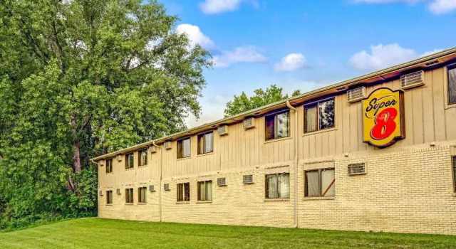 Super 8 by Wyndham Chaska, Book Hotel Hoteller i Chaska med parkering, Parkering