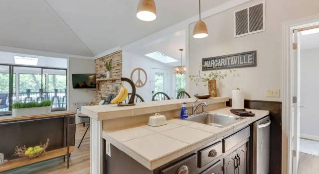 Коттедж Spacious Decks & Dock: Margaritaville Home