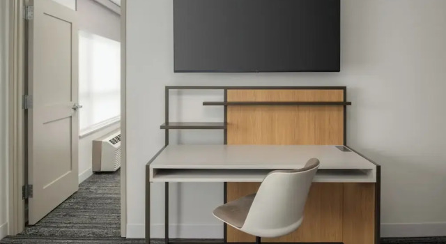 Люкс c 1 комнатой с видом на озеро TownePlace Suites by Marriott Portland Airport