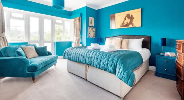 Majestic Home With Beautiful Garden in North West London by Underthedoormat, Забронировать Дом для отпуска Коттеджи Большого Лондона, Коттедж