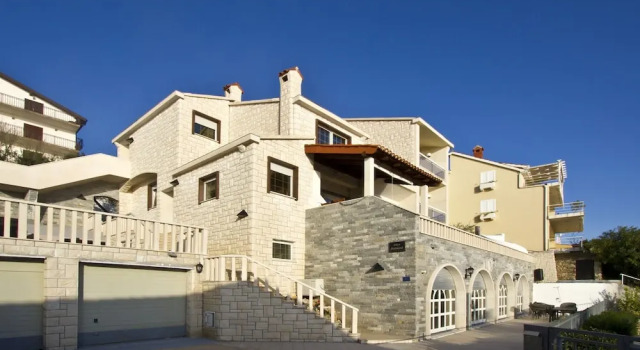 Luxury Apartment With Pool, Large Patio & sea View, Book Lejlighed Hoteller i Split Region med parkering, Parkering