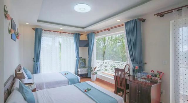 Четырёхместный номер Standard с балконом Rose Valley Hotel Da Lat Vietnam