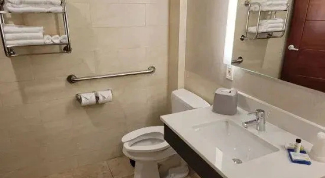 Четырёхместный люкс Holiday Inn Express Maspeth by IHG