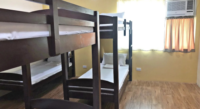 Кровать в общем номере Sea Garden Resort Iloilo