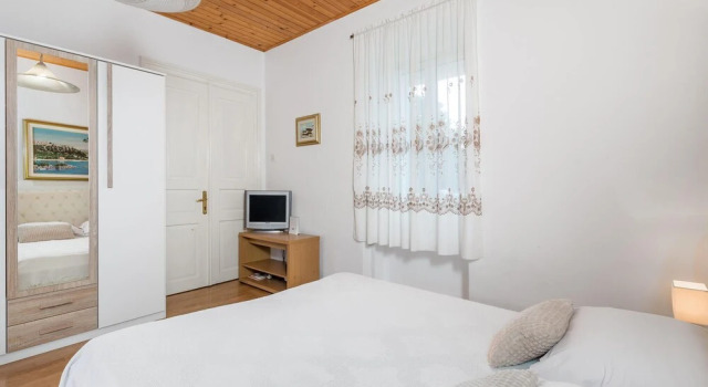 Beautiful Apartment in Omisalj With Wifi, Prenota Appartamento Hotel a Isole Quarnerine con parcheggio, Parcheggio
