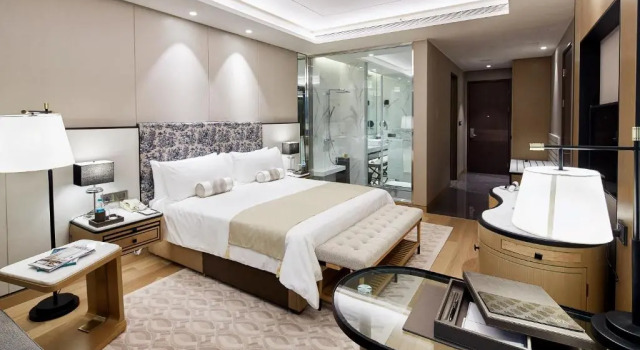 Номер Premier с видом на парк The Leela Bhartiya City Bengaluru