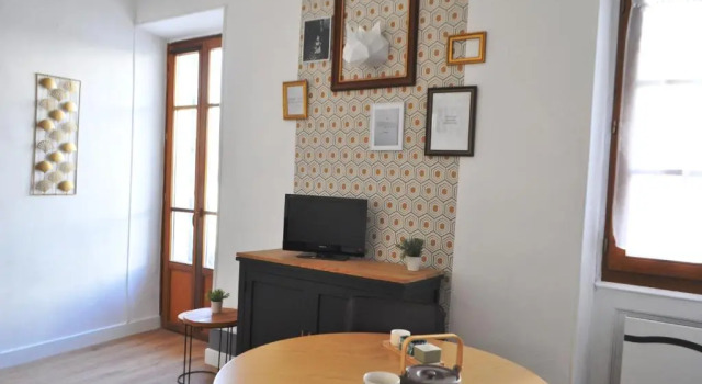 Appartements CONFIDENCE hyper centre calme - SEJOURAIXLESBAINS, Prenota Appartamento Hotel a Alvernia con parcheggio, Parcheggio