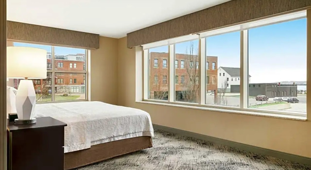 Двухместный люкс Accessible с видом на воду Hampton Inn Portland Downtown Waterfront