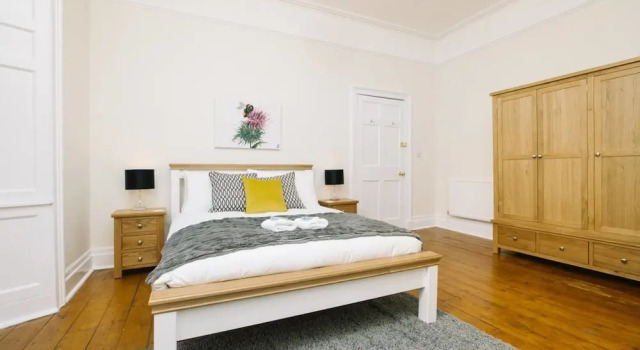 JOIVY Great Location! Heart of City Centre 3bed Apartment, Забронировать Апартаменты/квартира Апартаменты Эдинбурга, рядом с St George's West Church, Апартаменты/квартира