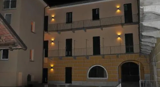 Chez Rovere, Prenota Hotel Pella Lago di Orta