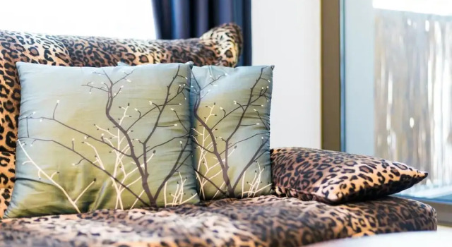 Lovely 1BR Home Canning Town W/balcony + Parking, Забронировать Отель Отели Большого Лондона с парковкой, Парковка