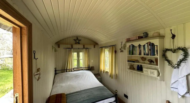 Shepherd's Hut in a Herefordshire Cider Orchard, Забронировать Отель Отели Англии 3 звезды, 3*