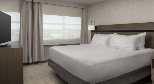 Четырёхместный люкс с 2 комнатами Doubletree by Hilton Chattanooga Hamilton Place