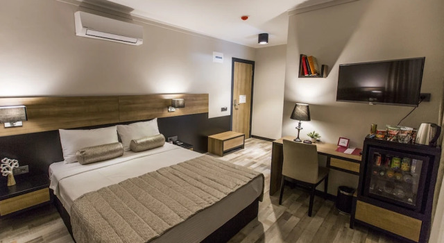 Komfortowy dwuosobowy pokój i balkonem Kalevera Hotel