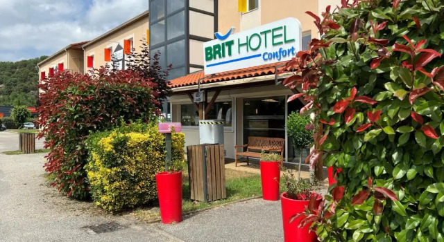 Трёхместный номер Standard Brit Hotel Confort Foix