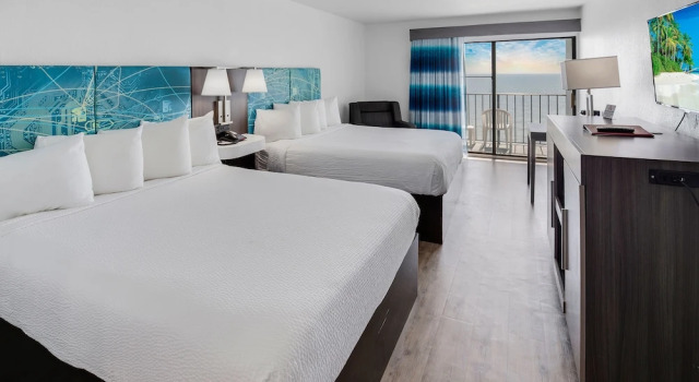Четырёхместный номер Standard с балконом и oceanfront Tropical Seas Hotel