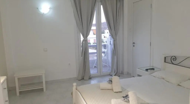 Четырёхместный номер Standard с видом на горы Syros Holidays