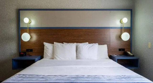 Номер Deluxe AmericInn by Wyndham Monroe