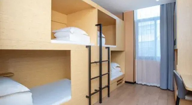 Кровать в общем номере (мужской номер) Libo Smart Select Hotel Apartment