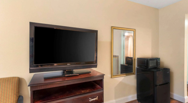 Четырёхместный номер Standard Rodeway Inn Colonial Heights I-95