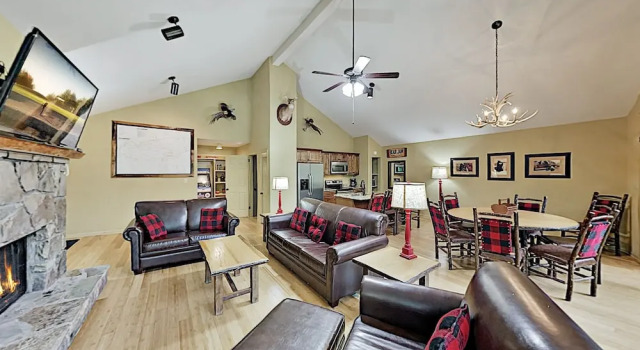 Mountain Echoes : Hot Tub & Home Theater! 2 Bedroom Cabin