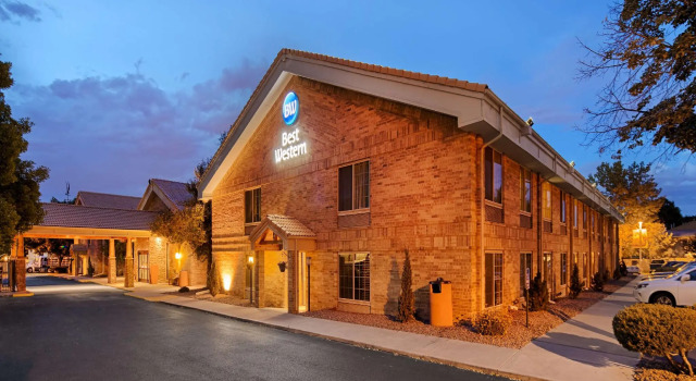 Кровать в общем номере Best Western Denver Southwest