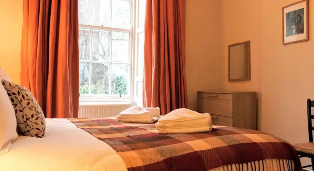 Traditional Georgian Flat in New Town, Sleeps 5-6, Забронировать Апартаменты/квартира Новый город Эдинбург, рядом с Национальный музей Шотландии