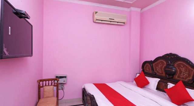 Номер Standard OYO 26906 Hotel Tarang
