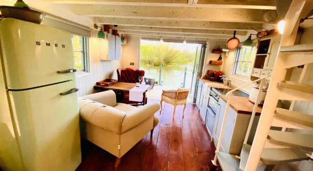 Коттедж Gorgeous Bruton Chic Lakeside Boat House.