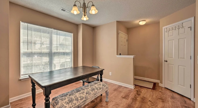 Cozy Greensboro Townhome ~ 7 Mi to UNC Campus, Забронировать Апартаменты/квартира Гринсборо Северная Каролина