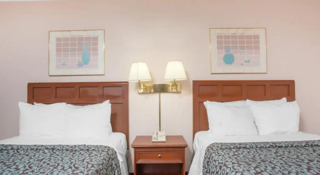 Четырёхместный номер Standard Days Inn by Wyndham Liberty