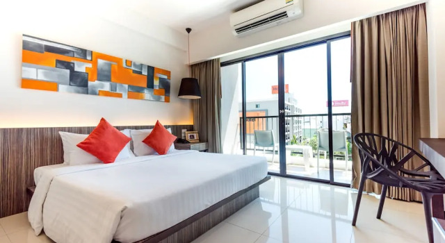 Номер Deluxe с балконом и с видом на бассейн Hotel J Residence Pattaya