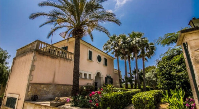 Villa With 5 Bedrooms in Ses Salines, With Private Pool, Enclosed Gard, Rezerwuj Willa Hotele w Majorka z parkingiem, Parking