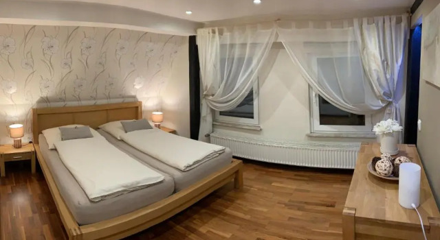 Ferienwohnung Janus Altstadt-Hameln Haus 1 inklusive Parkplatz mit und ohne Balkon, Забронировать Отель Хамельн Weser Uplands, рядом с Мастерская по изготовлению смотровых стекол